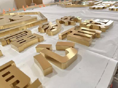 上林拉丝不锈钢字的特点。