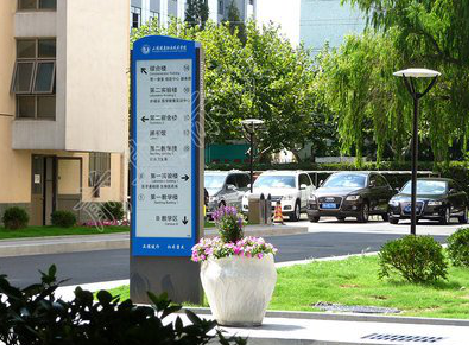 上林哪些因素影响宣传栏的制作？